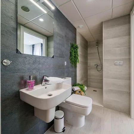 Old Town Pool & Parking Apartment